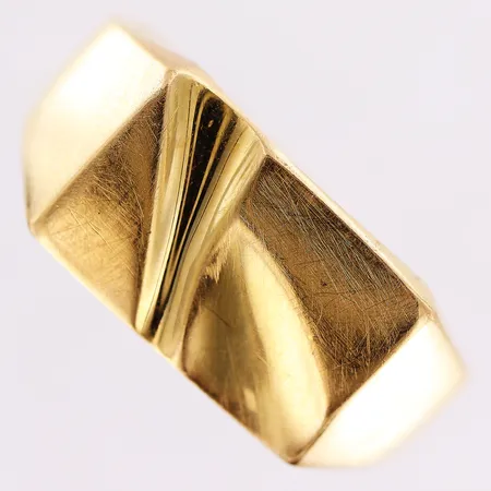 Klackring, stl 21½, bredd 3,5-9mm, skev skena, ytliga repor, 18K.  Vikt: 4,5 g