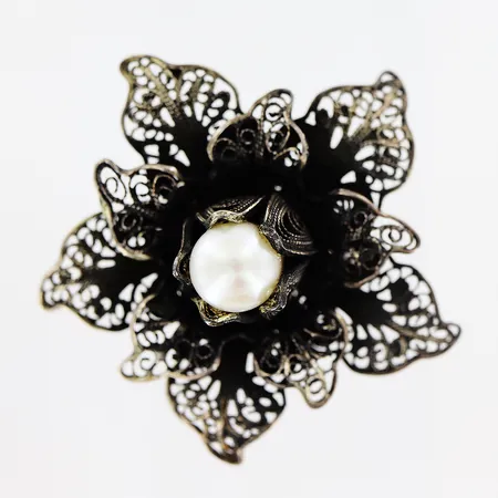 Ring stl 17 reglerbar, skena 5mm, ovandel ca 38x35mm blomma i filigran med odlad saltvattenspärla Ø7mm, otydlig stämpel, silver. Vikt: 10,2 g