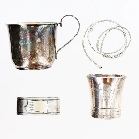 1 mugg, 1 bägare, 1 servettring, gravyrer/bucklor/repor, 1 collier defekt/brytskada, silver 830/1000. Vikt: 106,6 g