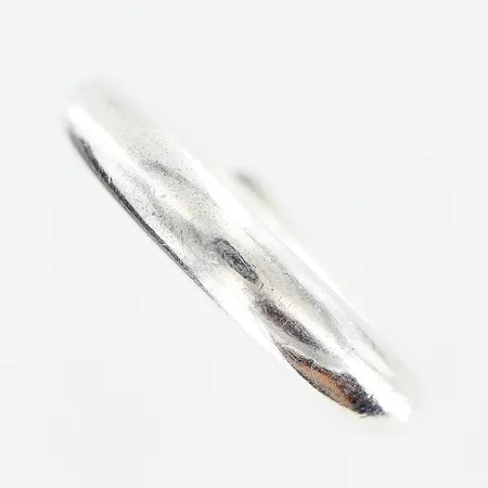 Ring stl 18½, bredd 5mm, silver 925/1000. Vikt: 14,5 g