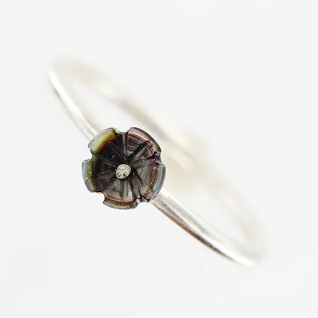 Ring stl 19¾, bredd 1,5-5,5mm, blomma i mörk pärlemor, HHN, silver 925/1000. Vikt: 1,7 g
