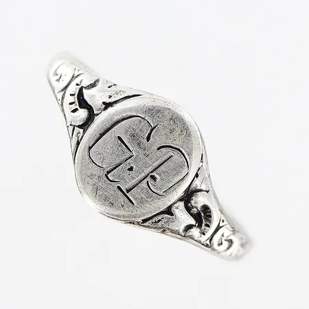 Klackring stl 17¾, bredd 2-9mm, gravyr G.P,  silver 830/1000. Vikt: 1,6 g