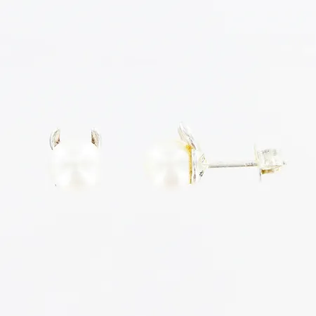 Ett par örhängen, Efva Attling, Little Devil Ear, odlad sötvattenspärla Ø7mm, silver 925/1000. Vikt: 2,4 g