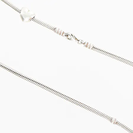 Collier Pandora, ormlänk 42,5cm, bredd 2,8mm, avtagbart hänge hjärta 10x10mm, silver 925/1000. Vikt: 27,8 g