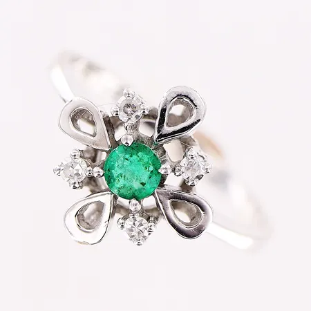 Ring, smaragd och 8/8 slipade diamanter 4 x ca 0,02ct, stl 17½, bredd 2-12,5mm, vitguld, 14K Vikt: 3,2 g