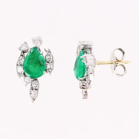 Ett par örhängen, smaragden och 8/8 slipade diamanter 18 x ca 0,02ct, 17mm, bredd 10mm, stift i gulguld, örhängen och stoppar i vitguld, 14K Vikt: 3,3 g
