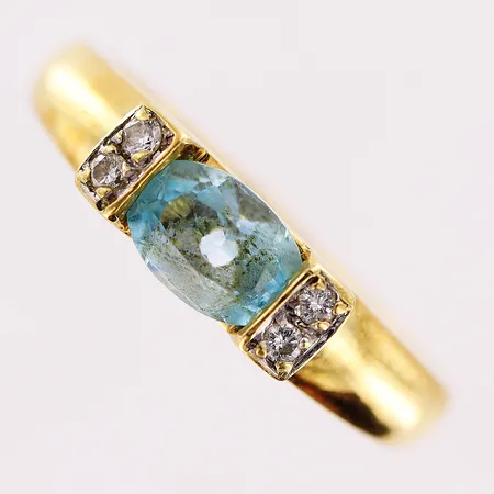 Ring, akvamarin, briljantslipade diamanter 4 x ca 0,01ct, stl 16¼, bredd 1,5-4mm, GHA, 18K Vikt: 2,5 g