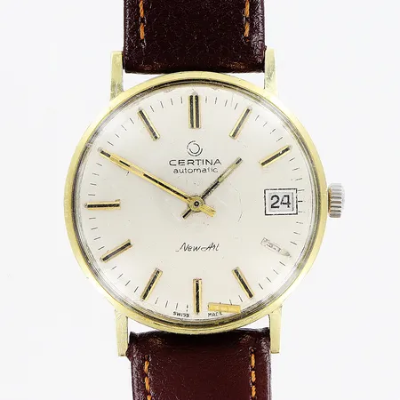 Herrur Certina, 14K, automatisk, Ø34mm, datum, ett index har lossnat, repor på glas, slitage, fungerar ej, gravyr, läderband ej original samt i behov av sprintbyte, bruttovikt 37,2 g, inga tillbehör.