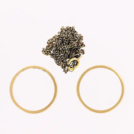2 ringar, gravyrer, 1 kedja Pansar, missfärgad, 18K Vikt: 8,5 g