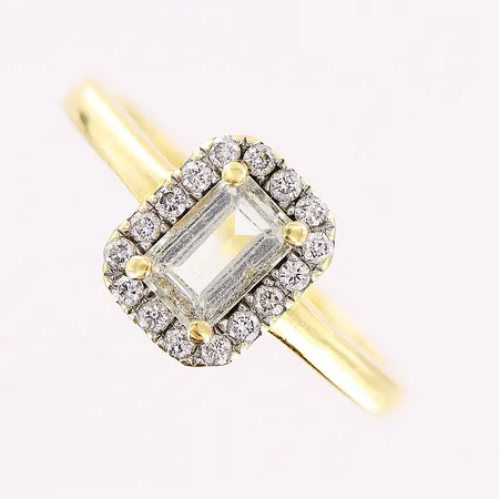 Ring, vit sten, briljantslipade diamanter 16 x ca 0,01ct, stl 16¾, bredd 1,5-8,5mm, GHA, 18K Vikt: 3,1 g