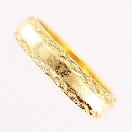 Ring, stl 15¼, gravyr, 18K Vikt: 3,2 g