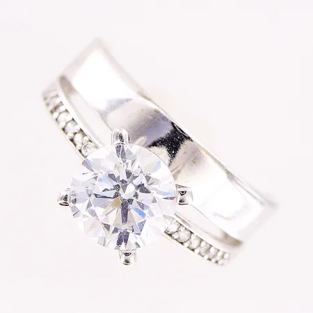 Ring, vita stenar, stl 16½, bredd 2,5-10mm, vitguld, 14K Vikt: 2,8 g
