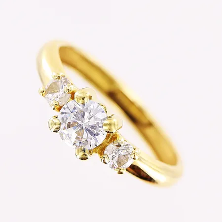 Ring, vita stenar, stl 16¾, bredd 2,5-4,5mm, 18K Vikt: 1,2 g