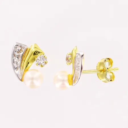 Ett par örhängen, odlade pärlor, vita stenar, 9x11mm, en stopp saknas, 18K Vikt: 0,7 g