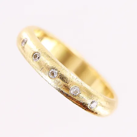 Ring, vita stenar, stl 16¾, bredd 3,5mm, mönstrad skena, Sonny Carlberg Guldsmed, Sölvesborg, 18K Vikt: 4,1 g