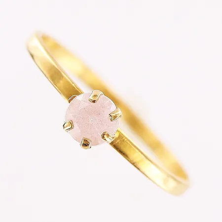 Ring, sten, stl 15¾, en klo defekt, 18K Vikt: 1,2 g
