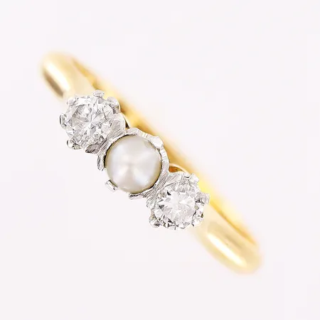 Ring, diamanter 2 x ca 0,10ct, pärlimitation, en klo defekt, stl 17¼, bredd 2-4mm, 18K Vikt: 2,7 g