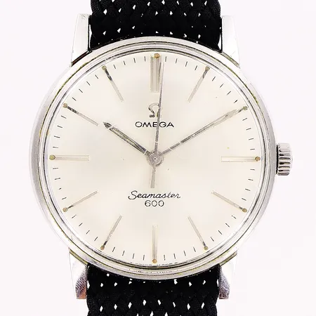 Herrur Omega Seamaster 600, stål, manuell, Ø33mm, vit urtavla, caliber 601, verk nr 22350651, boett nr 135.011, hack och repor på glas och boett, tygband ej original, inga tillbehör.