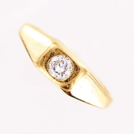 Ring, briljantslipad diamant ca 0,18ct, stl 16¾, bredd 2-5,5mm, gravyr, repor, 18K Vikt: 3,6 g