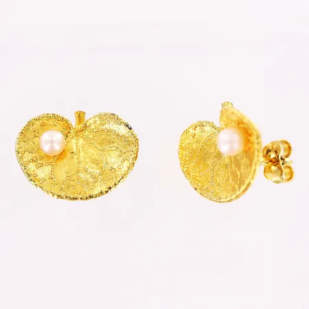 Ett par örhängen, Flora Danica, Hasselört, odlade pärlor, 12x16mm, förgyllt silver 925/1000, originaletui Vikt: 2,8 g