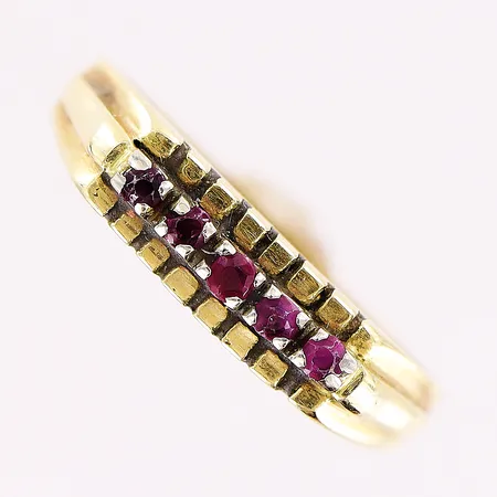 Ring stl 18, bredd 1-4mm, röda stenar, slitage, 14K Vikt: 2,7 g