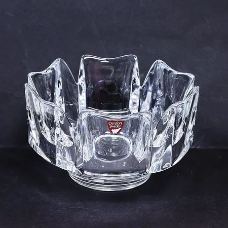 Skål Corona, Lars Hellsten Orrefors, höjd 9cm, Ø14cm, klarglas, etikettmärkt samt signerad i botten.  Skickas med paket.
