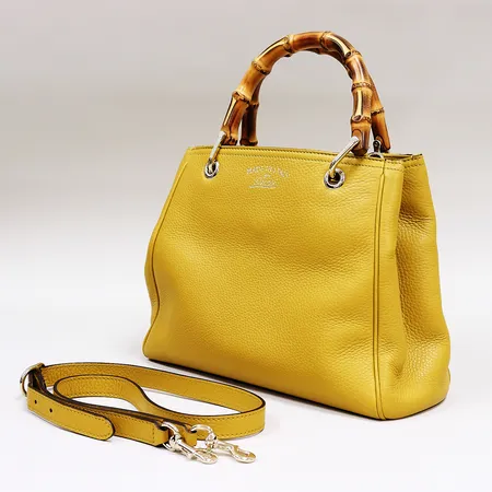 Väska Gucci, small bamboo shopper, ca 28x22x12 cm. nummer 336032/520981, senapsgul med foder i blommönster, avtagbar axelrem, följesedel från Åhlens, tags, bra skick, inga övriga tillbehör 