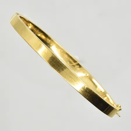 Armring, öppningsbar, innermått 62x55 mm, bredd 5 mm, ihålig, gravyr, 18K. Vikt: 12,8 g