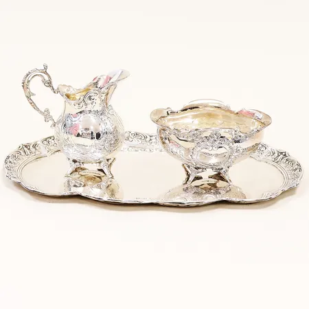 Sockerskål och gräddsnipa på fat, höjd längd bredd 50x87x58mm. 74x75x35mm, fat 215x120mm, GEWE, Malmö 1950, 1958, silver 830/1000. Vikt: 358 g