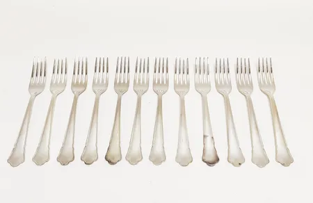 12 Bordsgafflar, modell: Chippendale, längd: 180mm, GAB, enstaka något missfärgade, silver 830/1000 Vikt: 457,5 g