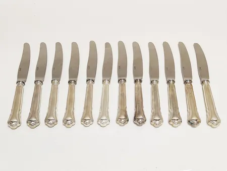 12 Bordsknivar, modell: Chippendale, längd: 205mm, blad i rosfritt stål, GAB, enstaka något missfärgade, repiga, silver 830/1000, bruttovikt 761,5g Vikt: 761,5 g