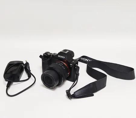 Digital Systemkamera Sony A7, snr: 4006728, Objektiv 28-60 4-5,6, snr: 1953217, laddare ej original, inga tillbehör. Skickas med postpaket.