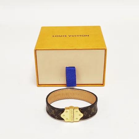 Armband Louis Vuitton Nano Monogram, M6689, längd 16,5cm, mindre slitage, kvitto från Louis Vuitton Birger Jarlsgatan 2020, original etui. Vikt: 0 g