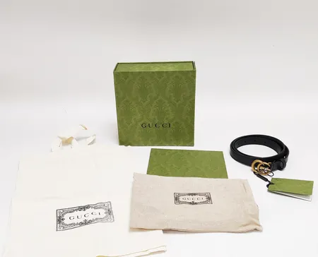 Bälte Gucci Double G Buckle, svart läder, monogramspänne i guldfärgad metall, storlek 95, bredd 2cm, numrerad, etikett, dustbag, tygpåse, original kartong. 