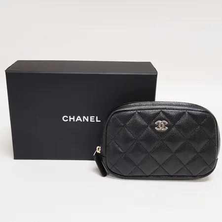 Necessär/Sminkväska, Chanel small cosmetic pouch, svart kaviarläder, silverfärgad loggad, mått 15 x 10 x 3,5 cm, certifikat, serienr 32077368, dustbag, kvitto kopia Åhlens City 2022, box. 