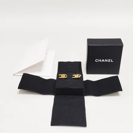 Ett par örhängen Chanel, gulmetall, ca 13x17mm, stift, kvitto från Chanel Birger Jarlsgatan 2017, etui. 