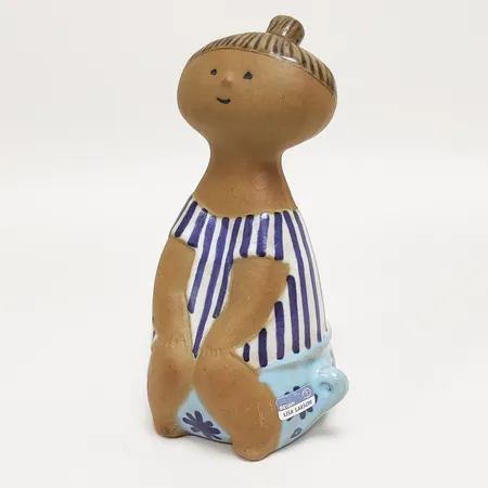 Figurin, Lotta, ur serien Larsons ungar, Lisa Larson, Gustavsberg, höjd: ca.17cm, delvis glaserad stengodslera, signerad samt etikettmärkt Skickas med postpaket.