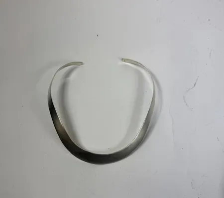 Halsring, doserad, matterad yta, stel modell, längd ca 35 cm, bredd 7-14 mm, 926/1000 silver. Vikt: 33,7 g