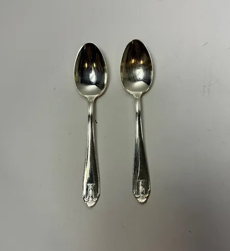 2 kaffeskedar, modell Vasa, längd 12 cm, tillverkade T10/1993, GAB, 830/1000 silver. Vikt: 28,7 g