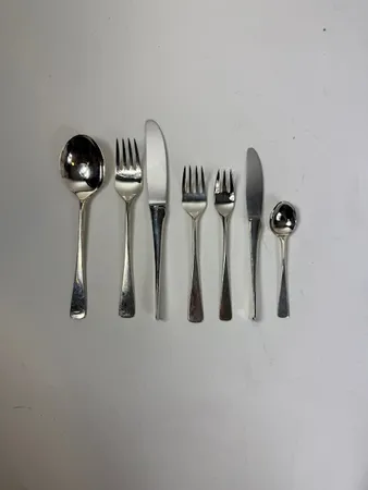 Besticksuppsättning, Sten Sture, olika tillverkare bla MEMA, MGAB, design Eric Löfman, 12 matgafflar, 12 matskedar, längd 17½ cm, 12 matknivar, längd 20 cm, 12 dessertgafflar, 12 dessertskedar, längd 15½ cm, 12 dessertknivar längd 17 cm, 12 plockgafflar längd 15 cm, 11 kaffeskedar längd 11 cm, 2 smörknivar längd 15½ cm, 1 osthyvel, 1 tårtspade, 1 par salladsbestick, 1 soppslev, 1 tårtkniv, 1 ostkniv, 1 kompottsked, silver med stål 1984g, silver utan stål vikt 2547g. Total