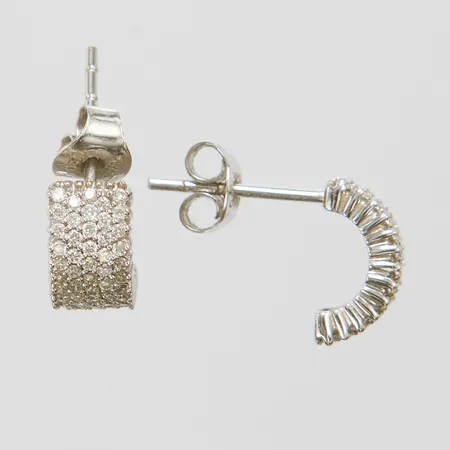 Ett par örhängen, diamanter 126 x ca 0,005ct, längd ca 10mm, bredd 5mm, vitguld, GHA, 18K Vikt: 2,6 g
