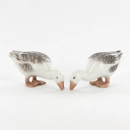Två figuriner Gäss, Bing & Gröndahl, Danmark, nr: 1902, höjd: ca 4cm, längd. ca 9cm Skickas med paket.