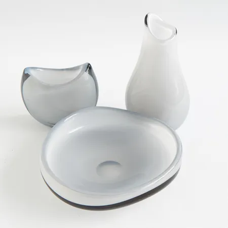 Vas ca 17cm, Vas ca 9cm samt skål Ø18cm höjd: 4,5, Formgivare: Bengt Orup för Johansfors,  Skickas med paket.