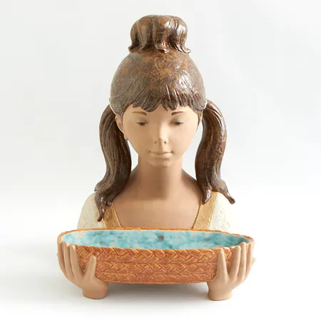Figurin i två delar, Lladro, Flicka med korg, Höjd: ca 43cm, bredd: ca 32cm, Spanien  Skickas med postpaket.