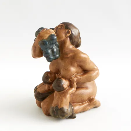 Figurin Kai Nielsen för Bing & Gröndahl, "Moder med druver og barn". Höjd: ca 13,5cm, modell: 4022, glaserat porslin