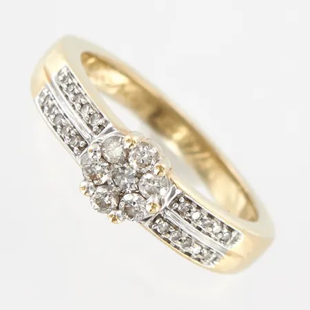 Ring med diamanter 27st ca 0,30ctv, stl 15½, bredd 5,5mm, GHA, gravyr, 18K Vikt: 3,7 g