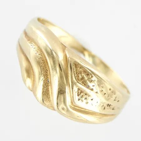 Ring, stl 18, bredd 9,5mm, skev skena, 18K Vikt: 2 g