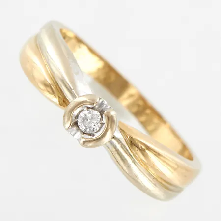 Ring med diamant ca 0,04ct, stl 18¼, bredd 5mm, gul/vitguld, 18K Vikt: 3,8 g