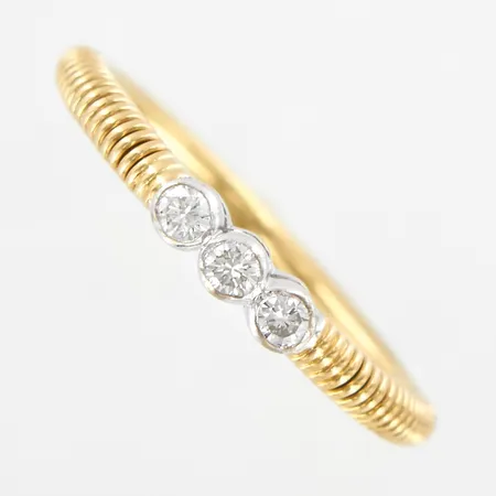 Ring med diamanter 3st ca 0,09ctv, stl 17¼, bredd 2,5mm, gul/vitguld, 18K Vikt: 2,4 g