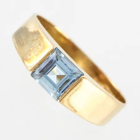 Ring med blå sten, stl 17, bredd 5mm, skev skena, 18K Vikt: 1,8 g